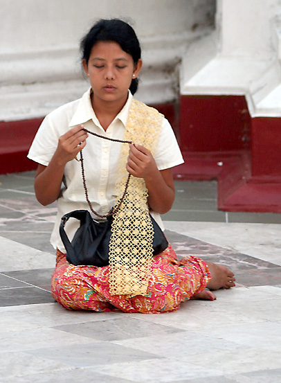 W wityni Shwedagon w Rangunie (1)