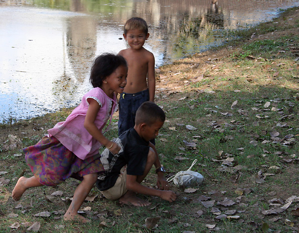 Rozbawione dzieci w Angkor Wat